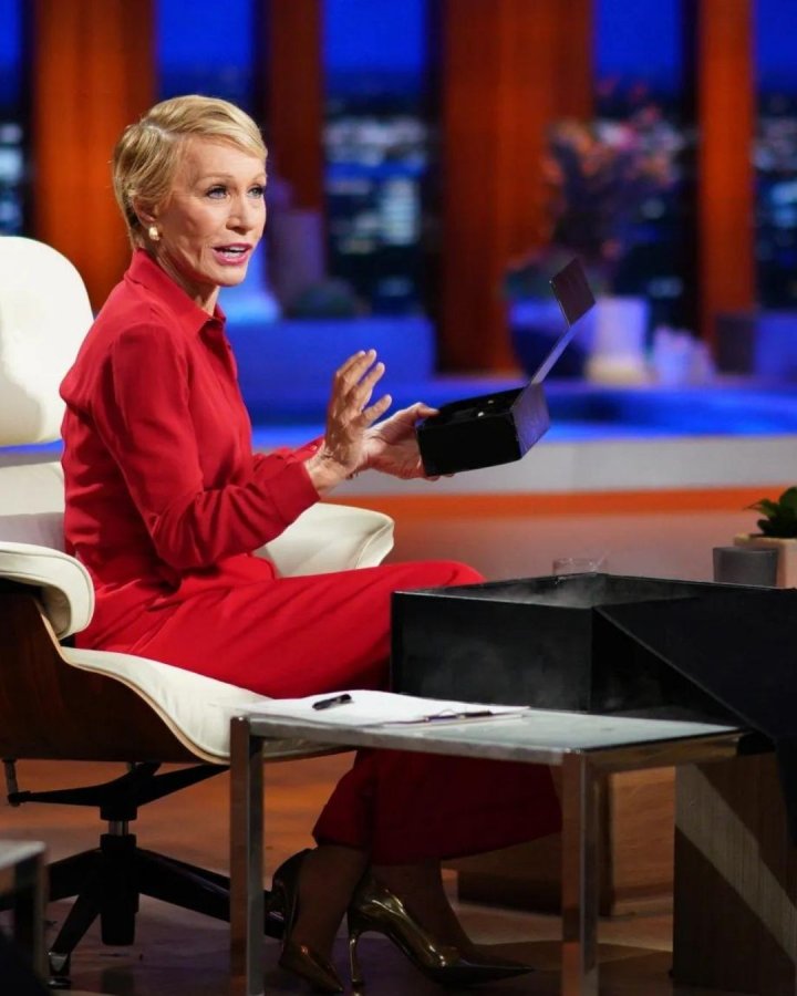 Barbara Corcoran, Shark Tank setinde bir çekim sırasında.